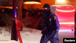 Un policier patrouille dans le périmètre du mosquée à Québec, le 29 janvier 2017.