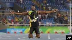 Usain Bolt de la Jamaïque célèbre sa victoire à la finale du relais 4x100 mètres masculin lors des compétitions d'athlétisme des Jeux Olympiques d'été de 2016 au stade olympique de Rio de Janeiro, au Brésil, 19 août 2016.