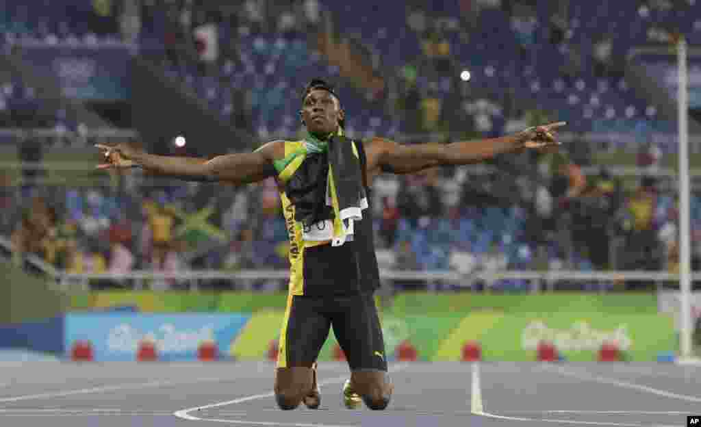 Usain Bolt de la Jamaïque célèbre sa victoire à la finale du relais 4x100 mètres masculin lors des compétitions d'athlétisme des Jeux Olympiques d'été de 2016 au stade olympique de Rio de Janeiro, au Brésil, 19 août 2016.