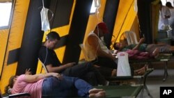 Pacientes reciben tratamiento en una clínica móbil en el barrio Brazlandia de Brasilia, que atiende afectados por enfermedades transmitidas por mosquitos. Febrero 17 de 2016.