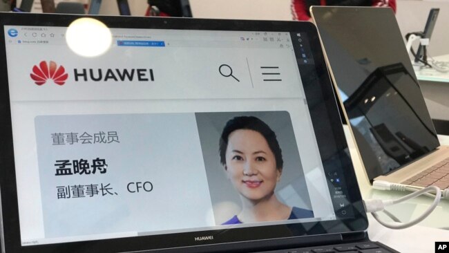 在华为位于北京的一家门店,华为电脑上显示了该公司首席财务官孟晚舟的个人简介(2018年12月6日)。华为高管被捕发生在美中贸易谈判的关键时期,可能会加大两国谈判的难度。