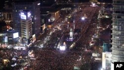 Những người biểu tình chiếm những con đường lớn trong trung tâm thành phố Seoul để tiến hành biểu tình phản đối Tổng thống Hàn Quốc Park Geun-hye, ngày 03 tháng 12 năm 2016. 