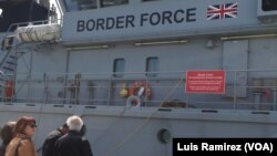 Жители Лесбоса у британского корабля, присланного для оказания помощи Греции в возврате мигрантов в Турцию, 3 апреля 2016.