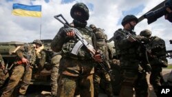 15일 우크라이나 동부 도시 이줌 외곽에 우크라이나 병력이 집결해있다.