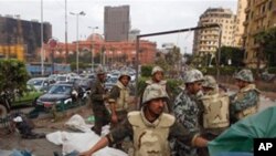 시위대가 사용한 천막을 철거하는 이집트 병사들