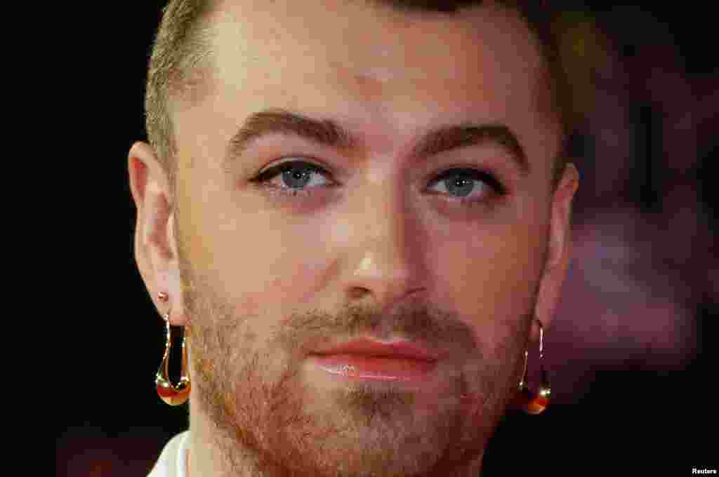 លោក Sam Smith អញ្ជើញ​ទៅ​ដល់​កម្មវិធី​ទទួល​ពានរង្វាន់​តន្ត្រី NRJ នៅ​អគារ Festival Palace ក្នុង​ក្រុង Cannes ប្រទេស​បារាំង កាលពី​ថ្ងៃទី៩ ខែវិច្ឆិកា ឆ្នាំ២០១៩។