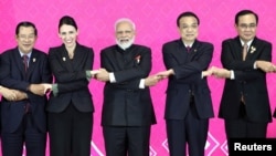 印度總理莫迪（中）在泰國曼谷召開的第三屆區域全面經濟伙伴合作峰會上與其他與會國領導人合影。（2019年11月4日）