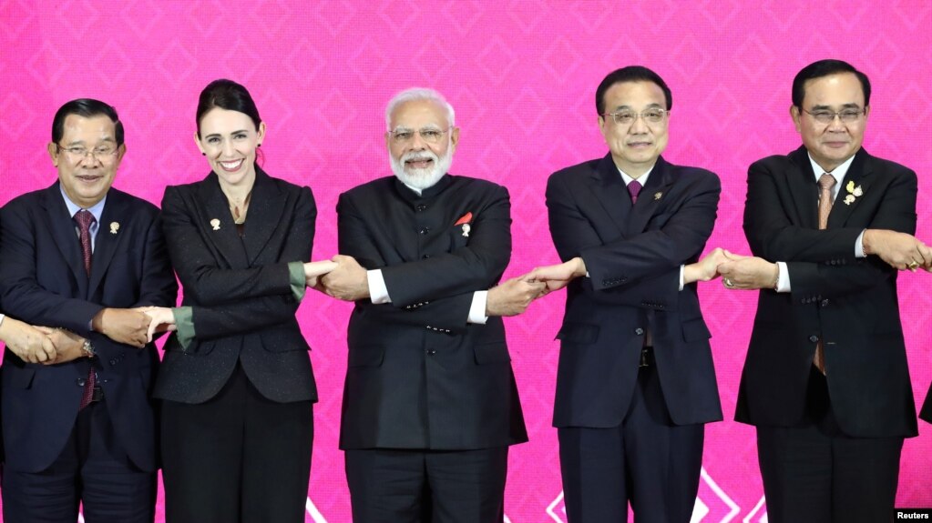 印度总理莫迪（中）在泰国曼谷召开的第三届区域全面经济伙伴合作峰会上与其他与会国领导人合影。（2019年11月4日）(photo:VOA)