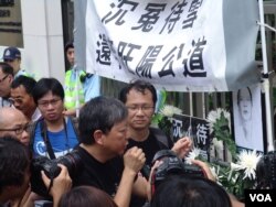 兼任工黨主席和立法會議員的李卓人在抗議現場接受美國之音採訪