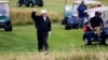 En medio de protestas Trump juega golf antes de cumbre con Putin