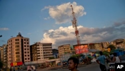 ရန်ကုန်မြို့ ဆောက်လုပ်ရေးလုပ်ငန်းခွင်တခုမြင်ကွင်း။ (နိုဝင်ဘာ ၄၊ ၂၀၁၅)