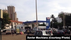 Nesta imagem de arquivo: Filas em bomba de gasolina, na capital moçambicana, Maputo. Moçambique, Janeiro 2017