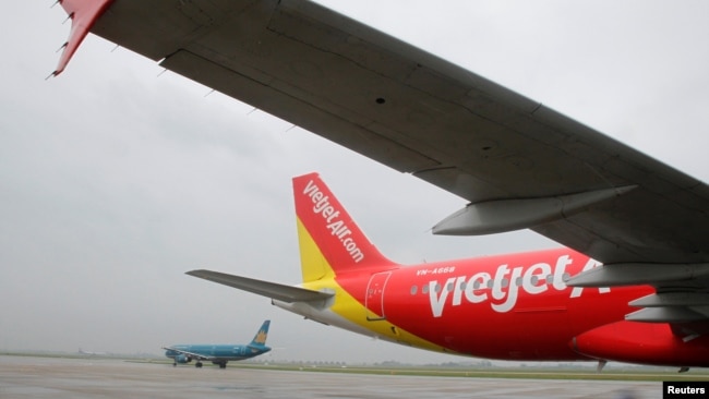 Một mát bay A320 của hãng VietJet ở sân bay Nội Bài, Hà Nội, (ảnh tư liệu, 25/9/2013, REUTERS/Kham).