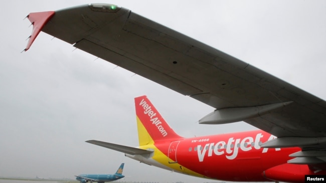 Máy bay của VietJet và Vietnam Airlines tại sân bay Nội Bài, Hà Nội. 