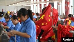 中国浙江嘉兴的工人在制作中国国旗。（2019年9月25日）