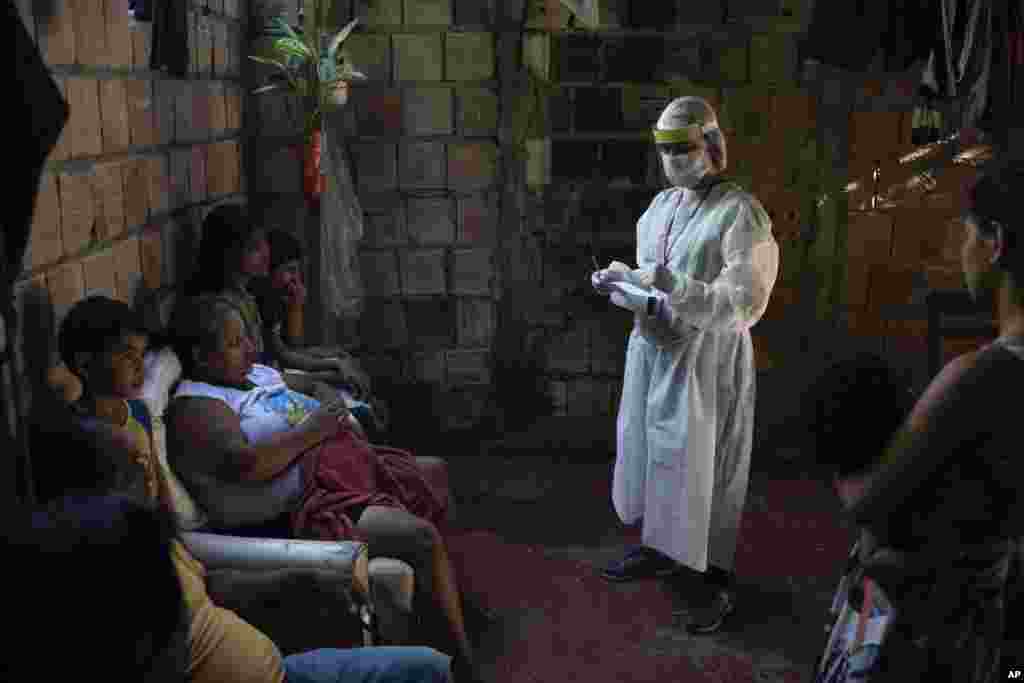 Brazil&nbsp;နိုင်ငံ Manacapuru မြို့မှာ COVID - 19 လူနာတွေကို ကျန်းမာရေး ညွှန်ကြားချက်တွေ&nbsp;ပေးနေတဲ့ ကျန်းမာရေး ဝန်ထမ်းတဦး။ (ဇွန် ၀၃၊ ၂၀၂၀)