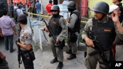 Cảnh sát Indonesia canh gác bên ngoài một tòa nhà ở thị trấn miền trung Solo sau một cuộc đột kích.