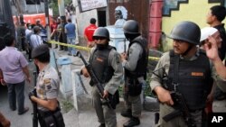 印尼警方在一次出击后再有关建筑外面守护