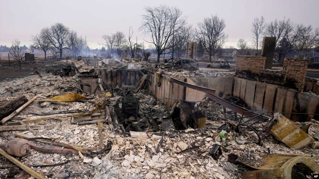 科罗拉多州路易斯维尔一个社区的房屋被山火烧毁。（2021年12月31日）(photo:VOA)
