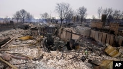 科罗拉多州路易斯维尔一个社区的房屋被山火烧毁。（2021年12月31日）