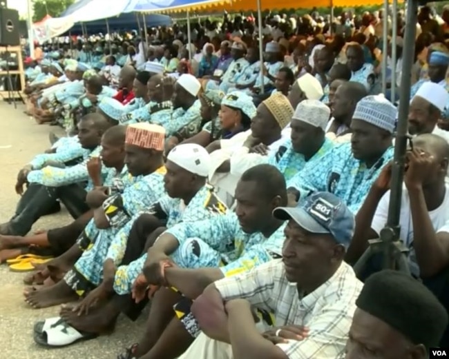 Supporters of Cameroon's communication minister and leader of the National Salvation Front party, Issa Tchiroma, attend a campaign rally for incumbent President Paul Biya in Garoua, Cameroon, Sept 22, 2018. (M.E. Kindzeka/VOA)