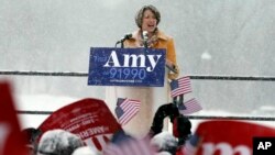 Senator Amy Klobuchar dari partai Demokrat berbicara dalam sebuah kampanye di tengah hujan salju dan mengumumkan rencana maju ke bursa pilpres AS 2020 di Boom Island Park, Minneapolis, Minnesota, 10 Februari 2019.