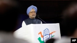 Former Indian prime minister and Congress party leader Manmohan Singh speaks on the current economic situation in the country as part of an election campaign in Ahmadabad, India, Tuesday, Nov. 7, 2017. (AP Photo/Ajit Solanki)