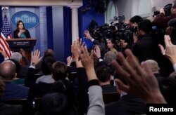 9일 백악관 정례브리핑에서는 전날 발표된 미-북 정상회담에 관한 기자들의 질문이 쏟아졌다.