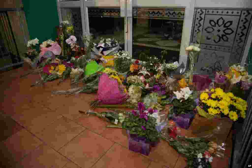 Flowers are placed on the front steps of the Wellington Masjid mosque in Kilbirnie in Wellington on March 15, 2019, after a shooting incident at two mosques in Christchurch.