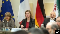 지난달 31일 스위스 로잔에서 이란 핵 협상이 진행된 가운데 페데리카 모게리니 유럽연합 고위 외교정책 대표(가운데)와 자바드 자리프 이란 외무장관이 나란히 앉아있다. (자료사진)