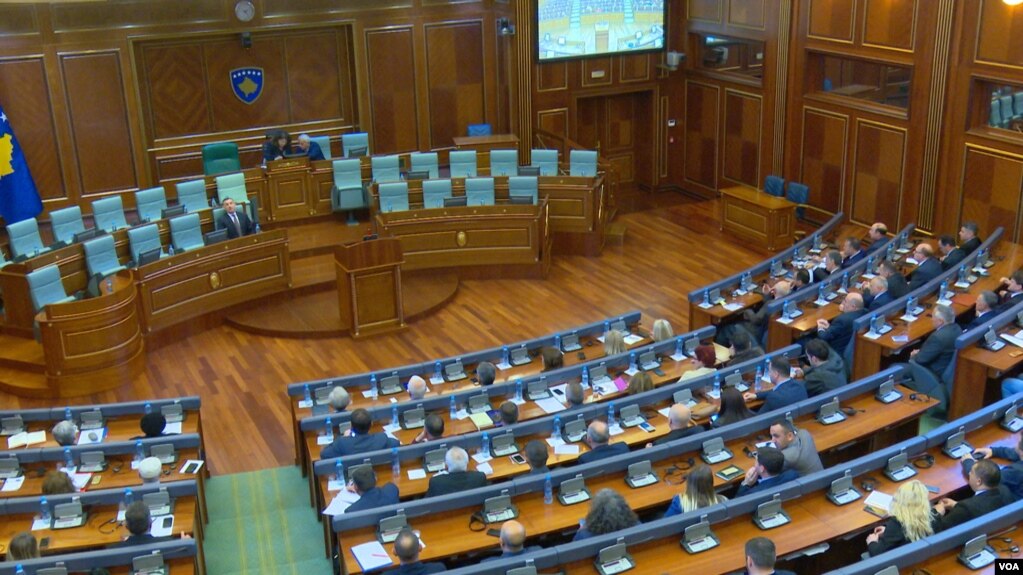 Parlamenti i Kosovës miratoi raportin mbi dëbimin e shtetasve turq
