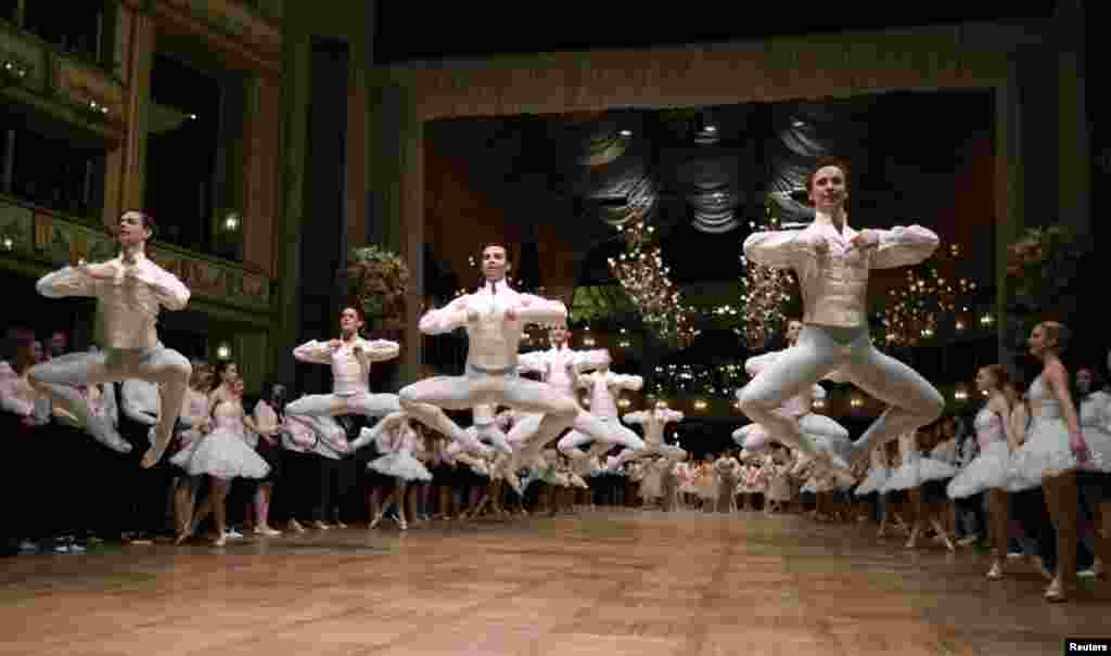Dancers of the state opera ballet perform during a dress rehearsal for the Opera Ball in Vienna, Austria, Feb. 11, 2015.