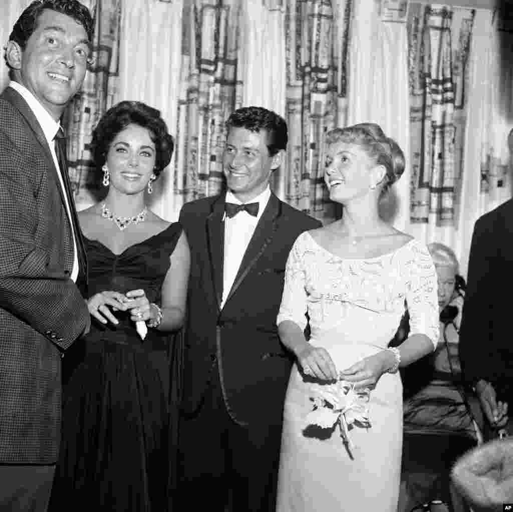 លោក​ Dean Martin អ្នកស្រី​ Elizabeth Taylor លោក Eddie Fisher និង​អ្នកស្រី​ Debbie Reynolds (ពីឆ្វេង​ទៅស្តាំ) បាន​ចូល​រួមការ​បើ​ក​ពិធី​ដែល​សម្តែង​ដោយលោក Fisher នៅ​ Tropicana កាល​ពី​ថ្ងៃទី​១៩ មិថុនា ឆ្នាំ​១៩៥៨ ទីក្រុង Las Vegas។