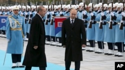 FILE - Russian President Vladimir Putin (R) and his Turkish counterpart Recep Tayyip Erdogan inspect military honour guard during a welcome ceremony in Ankara, Turkey, Dec. 1, 2014.