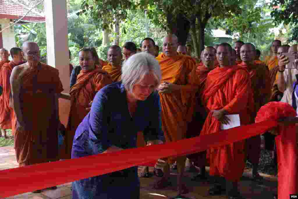 លោកស្រី Emma Leslie នាយកប្រតិបតិ្តមជ្ឈមណ្ឌលសិក្សាបណ្តុះបណ្តាលកសាងសនិ្តភាពនិងដោះស្រាយទំនាស់ កាត់ខ្សែបូមុនពេលនាំអ្នកចូលរួម ទស្សនាសាលតាំងពិព័រណ៍មួយ កាលពីថ្ងៃអង្គារ ទី២៣ ខែតុលា ឆ្នាំ២០១៨។ (រិទ្ធី ឧត្តម/VOA)