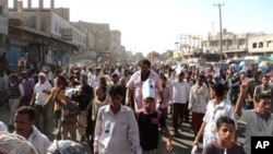 Thousands of Yemeni supporters of the separatist Southern Movement demonstrate on December 12, 2010 in the southern Yemeni town of Daleh against a death sentence handed down the previous day for bombings that reportedly killed at least three people.