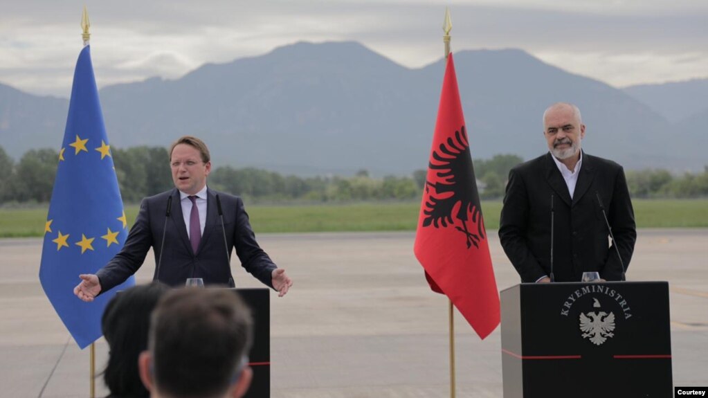 Shqipëri, Varhelyi: Pa parlament të plotë nuk ecet drejt BE”