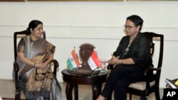 资料照 印度外长斯瓦拉吉（左）2018年1月在雅加达会晤印尼外长蕾特诺马尔苏迪
