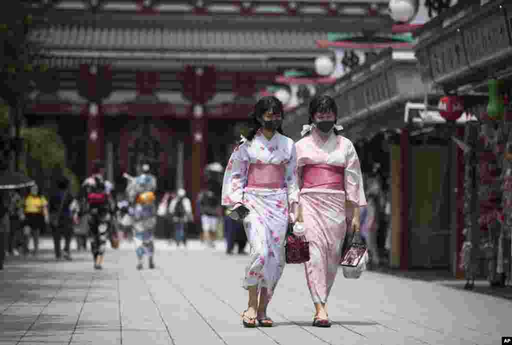 တိုကျိုမြို့မှာ နှာခေါင်းစည်းတပ် သွားလာနေတဲ့ အမျိုးသမီးနှစ်ဦး။ (သြဂုတ် ၇၊ ၂၀၂၀)