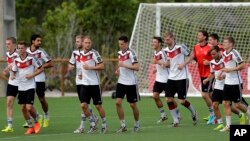 Các cầu thủ của đội tuyển bóng đá quốc gia Đức trong một buổi tập tại Santo Andre gần Porto Seguro, Brazil, ngày 10/7/2014.