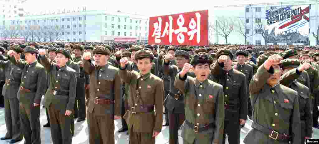 3일 북한 남포에서 열린 군중대회에서 미국과 한국 타도를 외치는 북한 군인들.