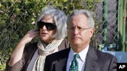 Judy Gross, left, wife of US government contractor Alan Gross, and US lawyer Peter J. Kahn arrive to the courthouse where Gross is on trial, accused of 'acts against the integrity and independence' of Cuba, in Havana, Cuba, March 4, 2011