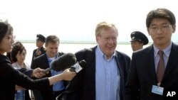 In this Tuesday, May 24, 2011 photo released by Korean Central News Agency via Korea News Service in Tokyo, Amb. Robert King, center, a U.S. special envoy for North Korean human rights issue, and his party arrive at Pyongyang airport in North Korea.