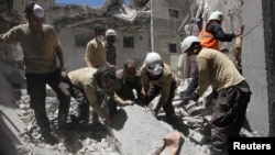 اعضای گروه امداد در حال نجات مردم در ادلب