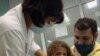 쿠바 수도 아바나에서 3살 소녀가 연구를 위해 백신 '소베라나'를 맞고 있다.