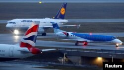 ເຮືອບິນຂອງ ສາຍການ​ບິນ British Midland Airways (bmi) ແລະ​ເຮືອ​ບິນ​ຂອງສ​າຍ​ການ​ບິນ Lufthansa ທີ່​ເຫັນ​ຢູ່​ສະ​ໜາມ​ບິນສາ​ກົນທີ່ ນະ​ຄອນ Munich ປະ​ເທດ​ເຢຍ​ຣະ​ວັນວັນ​ທີ 9 ມັງ​ກອນ 2018. 