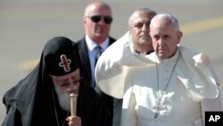 Le pape François marche aux côtés du patriarche orthodoxe géorgien Ilia II à Tbilissi, en Géorgie, le 30 septembre 2016. 