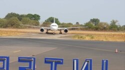 Avião na pista do Aeroporto Internacional Osvaldo Vieira, Guiné-Bissau