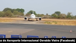 Avião na pista do Aeroporto Internacional Osvaldo Vieira, Guiné-Bissau (Foto de Arquivo)