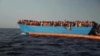 Corpos de 16 imigrantes arrastados até costa da Líbia, revela o Crescente Vermelho